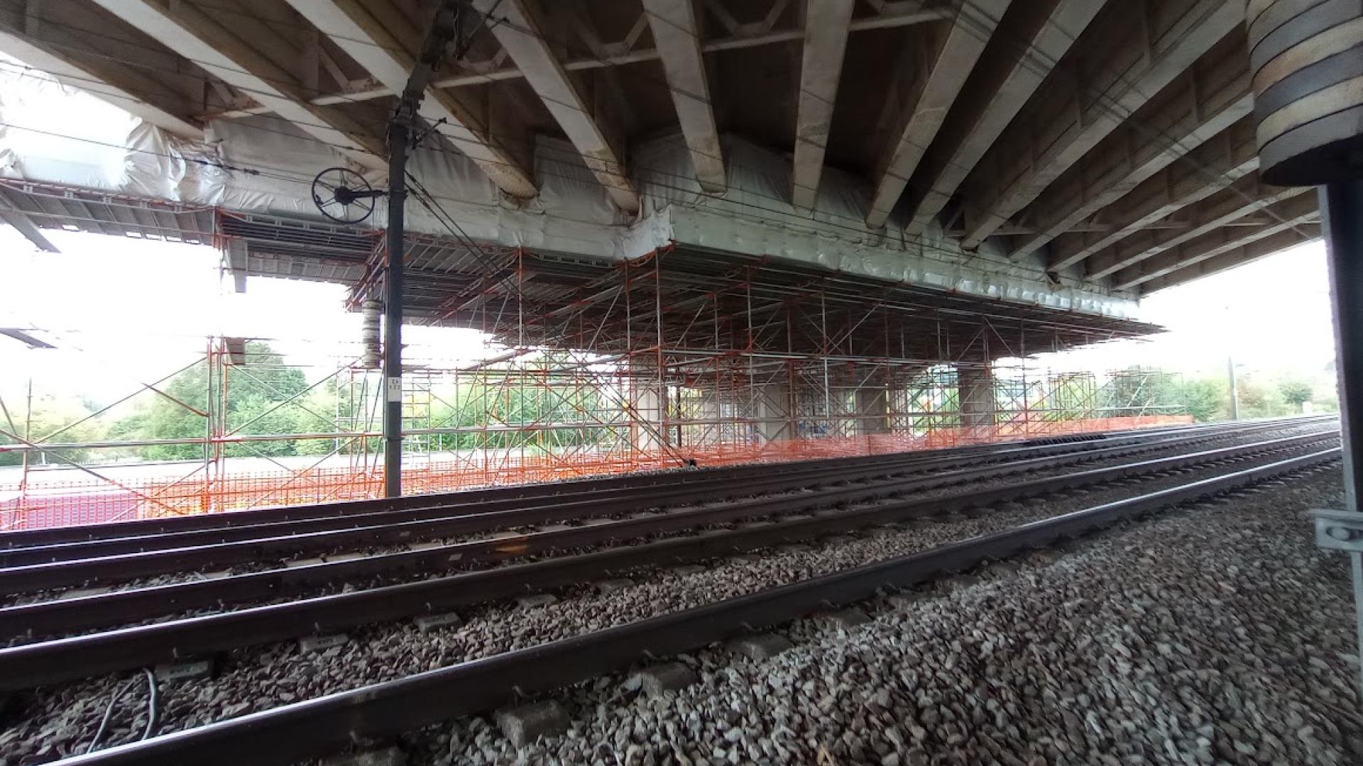 Het viaduct aan de kant van de spoorweg tijdens de werken 3
