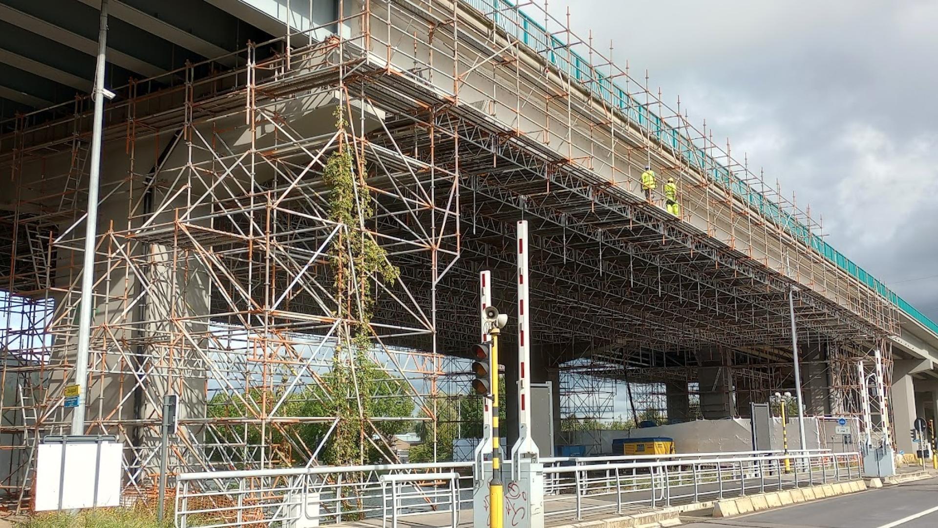 Laatste fase van de werken aan het viaduct gebeurt met een hangstelling over het kanaal 