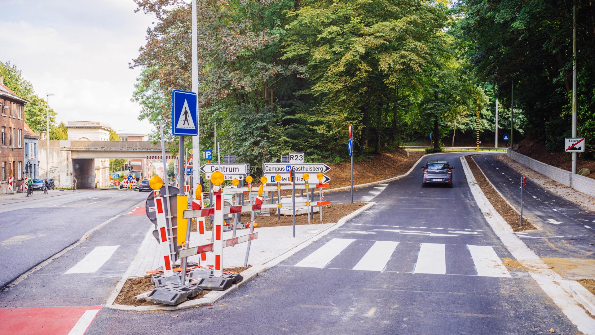 2-richtingsfietspad Rennessingel na de werken: nieuwe fiets- en voetgangersoversteekplaats