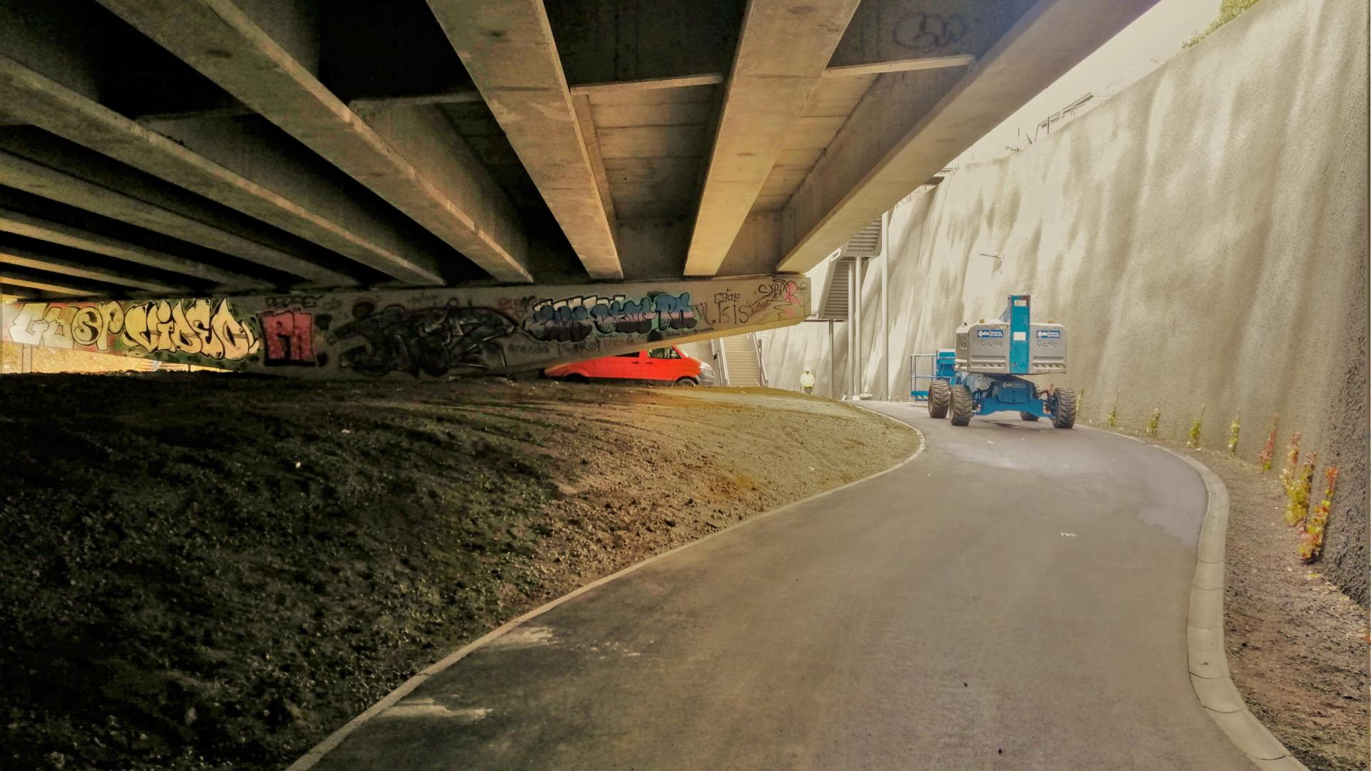 Diepste punt van de uitgraving onderaan het viaduct aan de Stadsvest om ruimte te maken voor het fietspad richting Mechelsepoort en een nieuw voetpad aan te leggen richting Keizersberg