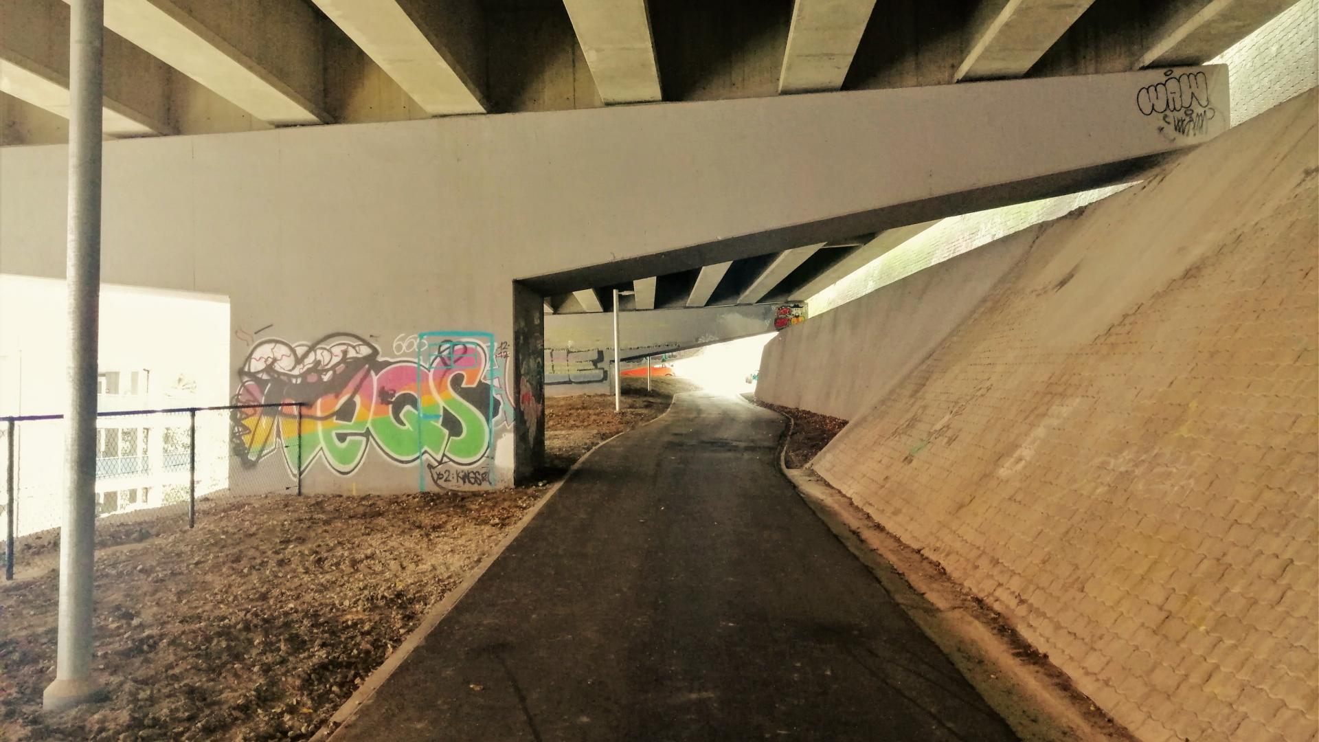 Een breder fietspad, nieuwe LED-verlichting en veilige afsluiting onder het viaduct richting Mechelsepoort