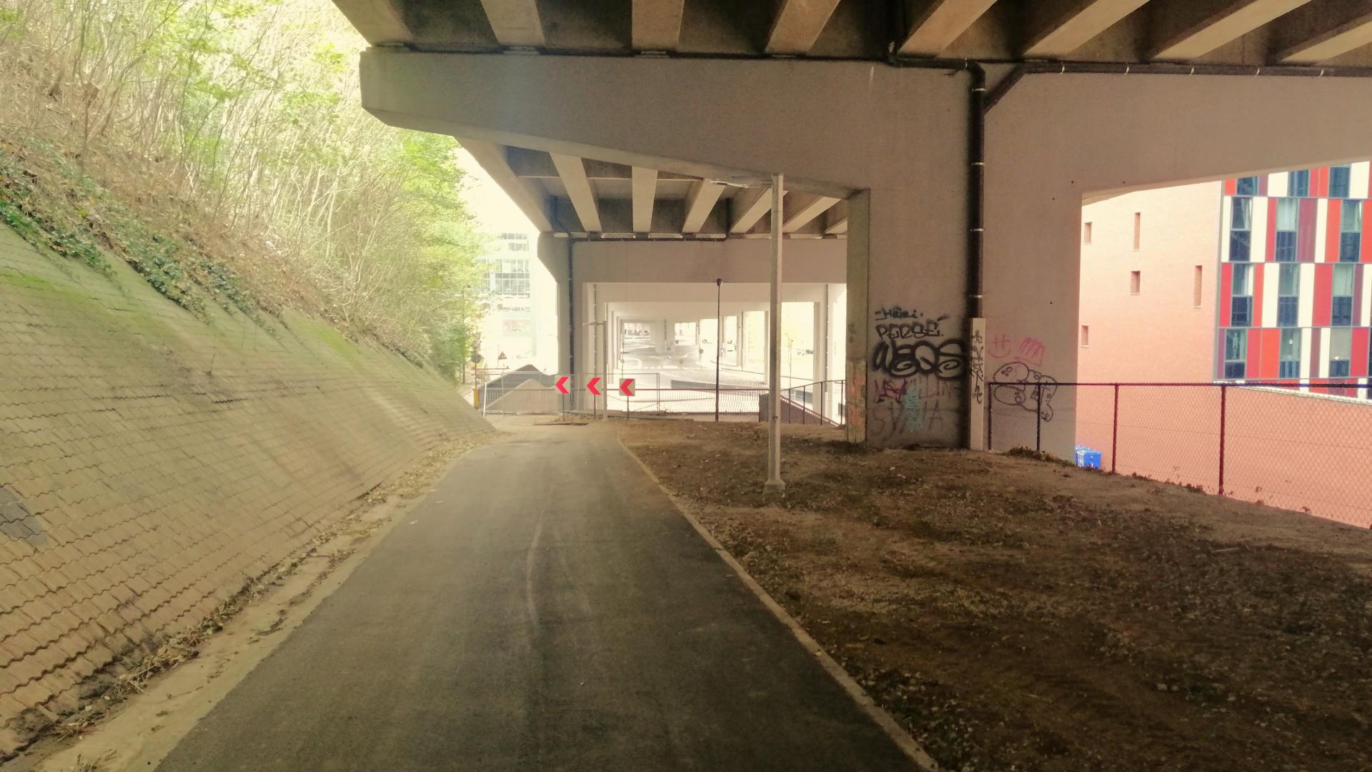 Een breder fietspad, nieuwe LED-verlichting en veilige afsluiting onder het viaduct richting Engels Plein