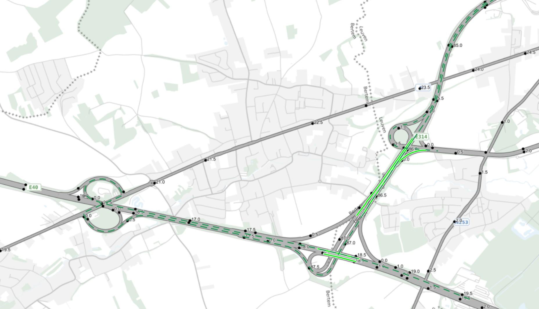 De volle groene lijnen op de kaart geven de verschillende werfzones weer. De groene stippellijn telkens de omleiding naar het volgende complex.